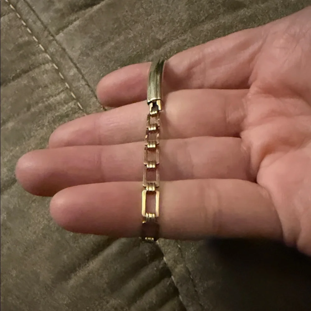 Gold-Tone Women’s Vintage 1920s Bracelet Watch - Elegant Gold Design - Picture 4 of 8